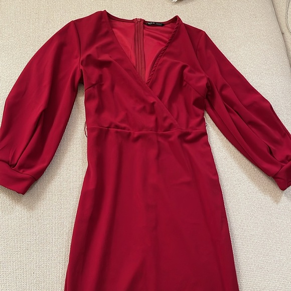 Elegant Burgundy V-Neck Dress - Picture 5 of 5